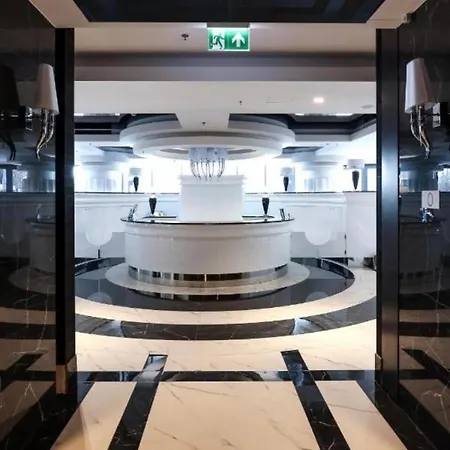 Hanza Tower 23 & Pool Appartamento