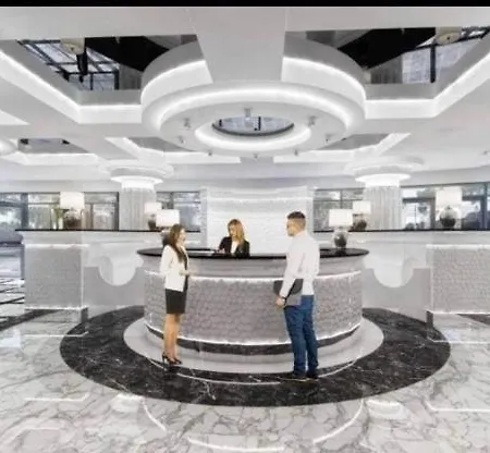 Hanza Tower 23 & Pool Appartamento *