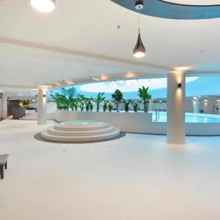 Hanza Tower 23 & Pool Stettino